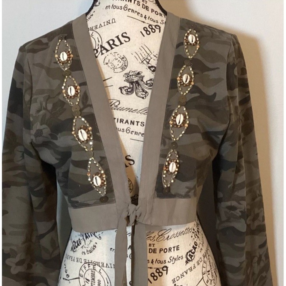 SUGAR LIPS LADIES CROPPED EMBELISHED CAMO  TIE FRONT PUKA SHELL JACKET/TOP SZ LG